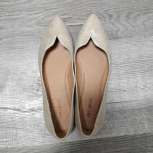 Indigo Rd 8.5 Vane Pointed Toe Gold Flats